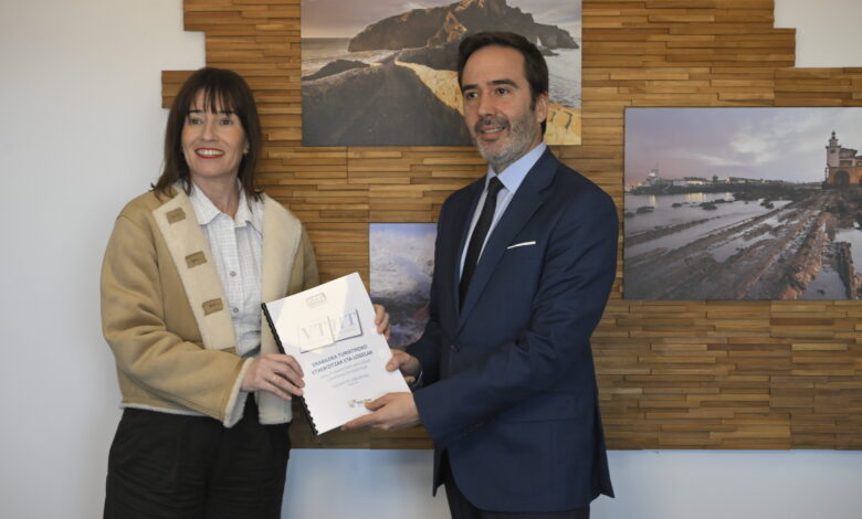 el-consejero-javier-hurtado-y-la-presidenta-de-eudel-esther-apraiz-se-han-reunido-para-hablar-sobre-la-nueva-guia-para-regular-el-uso-turistico-en-el-planeamiento-municipal