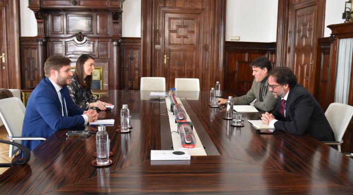 el-gobierno-regional-propone-a-renfe-mejoras-de-movilidad-para-areas-urbanas-y-rurales