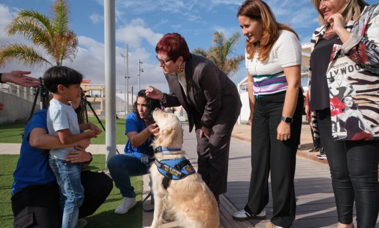 candelaria-delgado-entrega-a-benjamin-y-yogui-la-primera-chapa-acreditativa-de-perro-de-asistencia