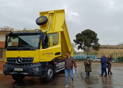 la-diputacion-de-zaragoza-amplia-su-parque-de-maquinaria-con-dos-camiones-dumper-y-una-retroexcavadora