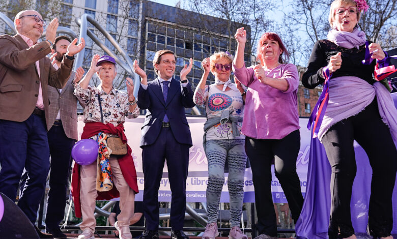 cerca-de-mil-mujeres-de-los-centros-municipales-de-mayores-interpretan-un-flashmob-por-la-igualdad