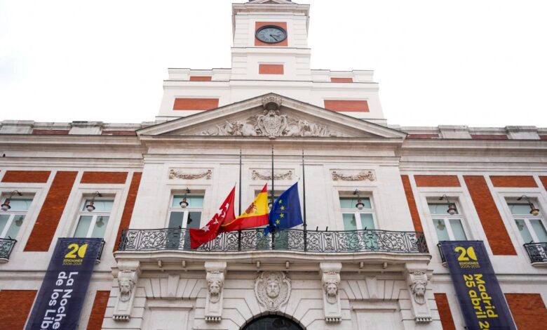 diaz-ayuso-decreta-tres-dias-de-luto-en-la-comunidad-de-madrid-por-el-fallecimiento-del-papa-francisco