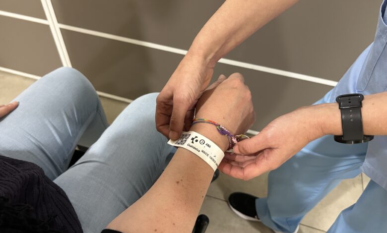 osakidetza-facilita-la-comunicacion-en-euskera-con-la-inclusion-del-simbolo-«e»-en-la-pulsera-identificativa-de-pacientes-hospitalizados