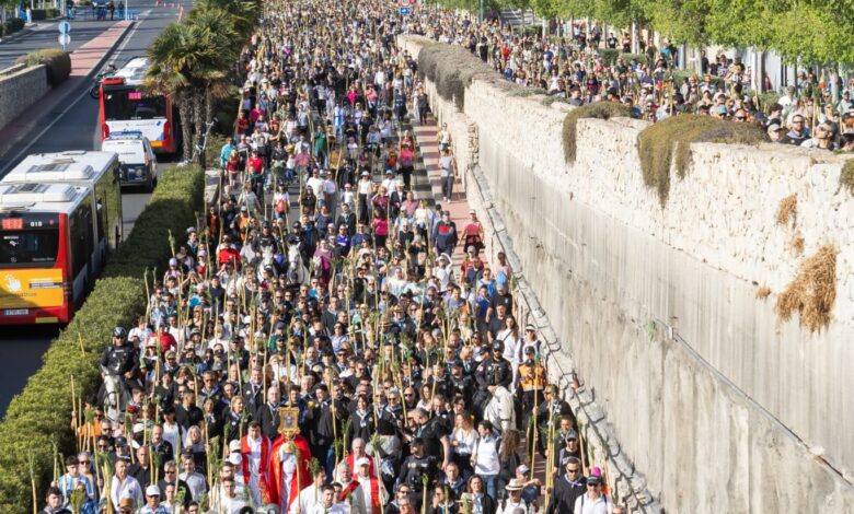 mas-de-350.000-peregrinos-acuden-al-encuentro-con-la-santa-faz-en-una-romeria-de-record