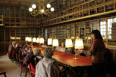 la-diputacion-de-zaragoza-ofrece-visitas-guiadas-a-la-biblioteca-del-palacio-de-sastago,-un-viaje-por-la-historia-del-libro