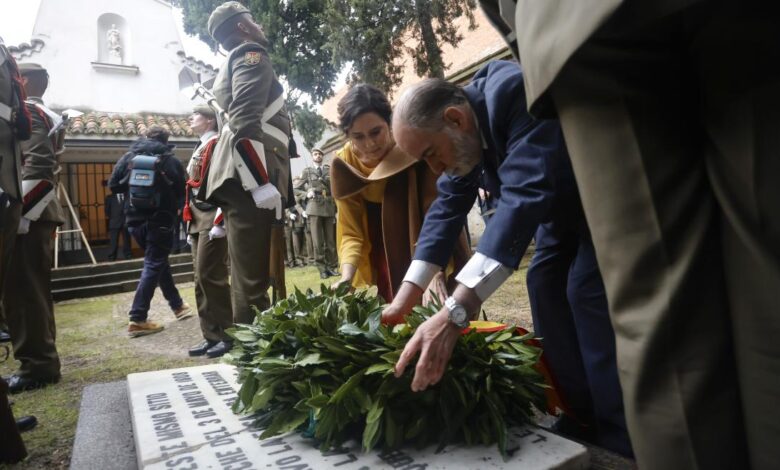 diaz-ayuso,-en-la-ofrenda-floral-a-los-heroes-del-2-de-mayo:-“a-todos-los-que-dieron-su-vida-por-la-libertad-y-la-soberania-del-pueblo-espanol”