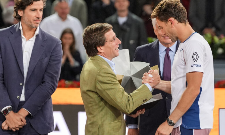 almeida-entrega-el-trofeo-del-mutua-madrid-open-a-casper-ruud
