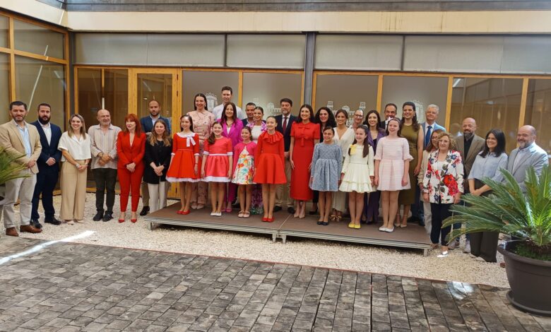 la-corporacion-municipal-recibe-a-las-belleas-del-foc-2025-y-sus-damas-de-honor