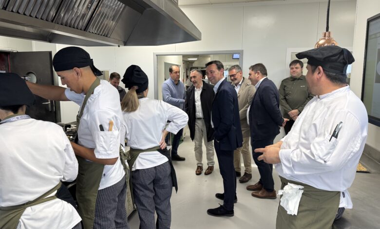 «lo-importante-es-que-los-conocimientos-que-estan-adquiriendo-permitan-una-mejor-insercion-en-el-mercado-laboral»,-declara-el-vicelehendakari-torres-en-su-visita-a-la-escuela-de-hosteleria-de-leioa