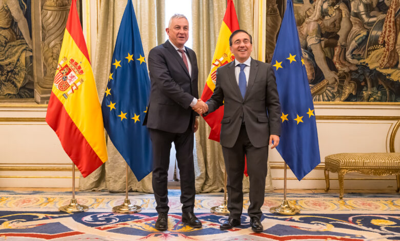 albares-recibe-al-comisario-europeo-de-asociaciones-internacionales,-jozef-sikela
