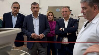 manuel-dominguez-muestra-su-apoyo-al-sector-sidrero-durante-su-visita-a-valleseco