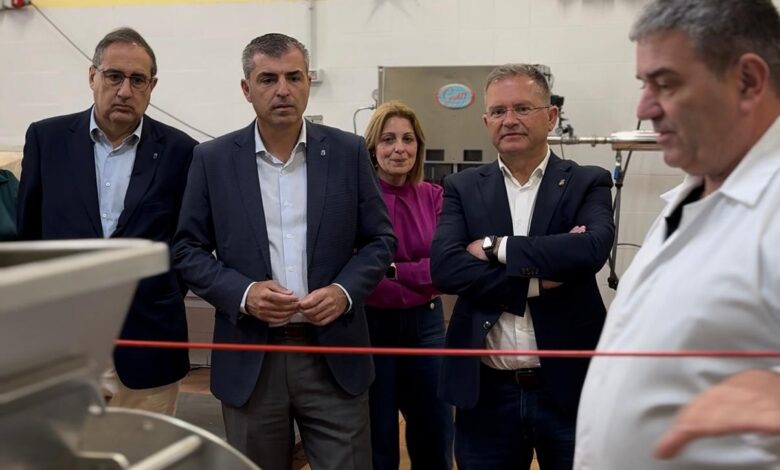 manuel-dominguez-muestra-su-apoyo-al-sector-sidrero-durante-su-visita-a-valleseco