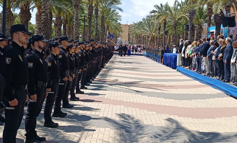 alicante-homenajea-a-la-policia-nacional-en-su-bicentenario-con un-paseo-en-gran-via-sur