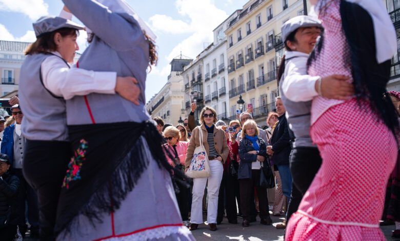 centenares-de-madrilenos-y-visitantes-se-suman-al-pasacalles-mas-castizo-de-las-fiestas-de-san-isidro