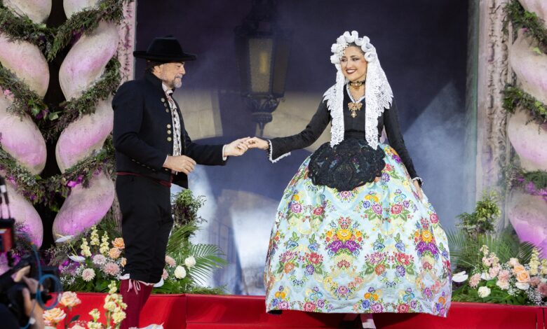 el-alcalde-de-alicante-proclama-bellea-del-foc-a-adriana-vico-y-sus-damas-de-honor