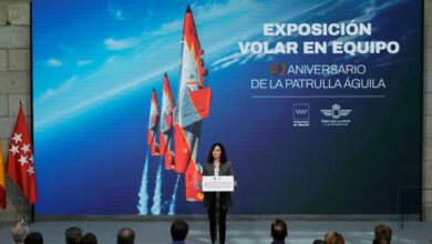 diaz-ayuso-inaugura-la-exposicion-40-anos-de-la-patrulla-aguila:-“el-pueblo-de-madrid-admira-y-quiere-a-su-ejercito”