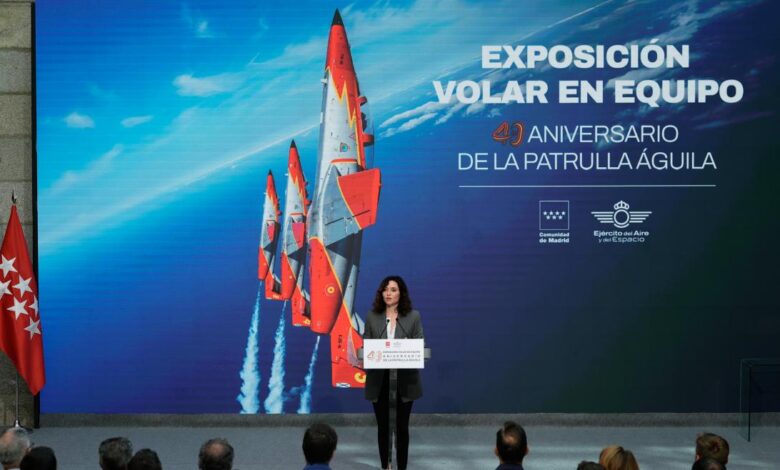 diaz-ayuso-inaugura-la-exposicion-40-anos-de-la-patrulla-aguila:-“el-pueblo-de-madrid-admira-y-quiere-a-su-ejercito”