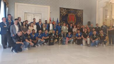 el-ayuntamiento-recibe-a-la-plantilla-y-directiva-del-horneo-eon-alicante
