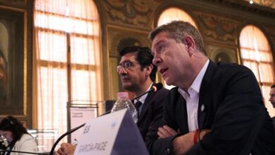 garcia-page-considera-“esenciales”-la-supervivencia-del-“vinedo-tradicional”-y-los-“etiquetados-sencillos”-del-vino-que-es-“raiz-de-europa”