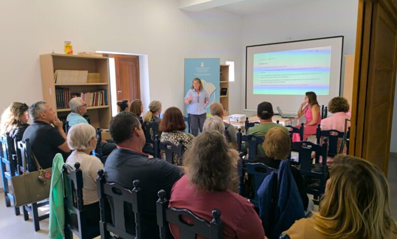 la-consejeria-acerca-a-nueve-asociaciones-de-la-graciosa-el-proyecto-formativo-‘asociat-e’