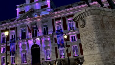 la-comunidad-de-madrid-ilumina-de-rosa-coral-la-fachada-de-la-real-casa-de-correos-por-el-primer-dia-mundial-de-la-esofagitis-eosinofilica