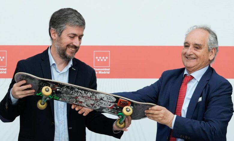 la-comunidad-de-madrid-recibe-el-monopatin-de-ignacio-echeverria-para-exponerlo-en-el-futuro-centro-memorial-de-victimas-del-terrorismo