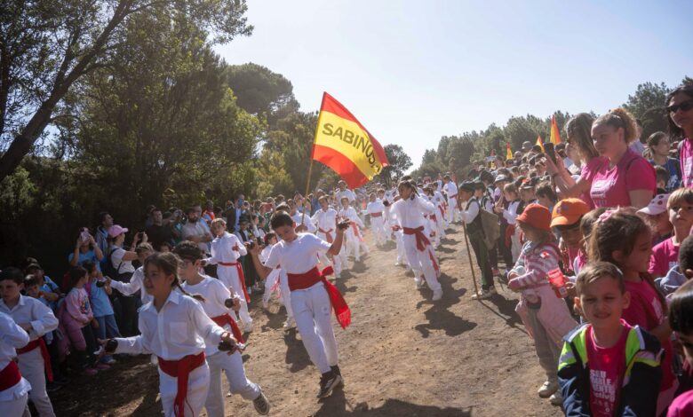 escolares-de-el-hierro-protagonizan-una-emotiva-escenificacion-de-la-bajada-de-la-virgen-de-los-reyes