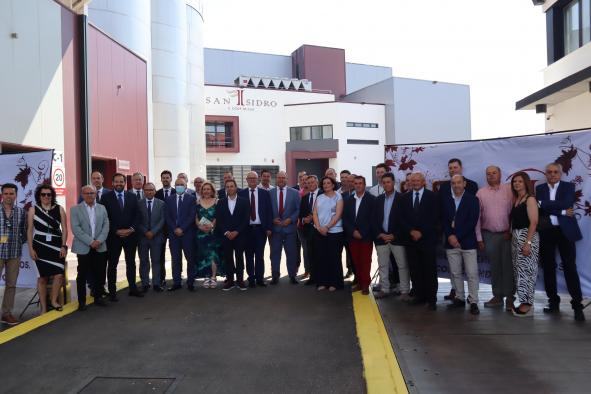 el-gobierno-regional-felicita-a-la-cooperativa-san-isidro-de-quintanar,-una-de-las-empresas-vitivinicolas-mas-significativas-y-emblematicas-de-castilla-la-mancha