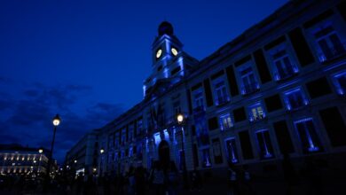 la-comunidad-de-madrid-ilumina-de-azul-la-fachada-de-la-real-casa-de-correos-por-el-dia-del-donante-de-organos,-tejidos-y-celulas
