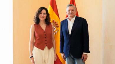 diaz-ayuso-recibe-al-co-ceo-de-netflix,-ted-sarandos,-en-el-decimo-aniversario-de-su-sede-en-la-comunidad-de-madrid