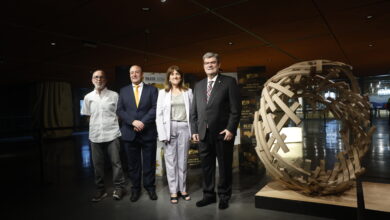 amaia-barredo,-en-la-presentacion-de-la-escultura-de-olarte-que-rememora-el-pasado-del-centro-azkuna-como-alhondiga-de-los-vinos-de-rioja