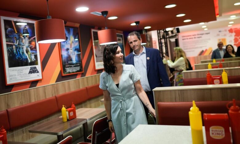diaz-ayuso-celebra-el-50-aniversario-de-burger-king-en-espana:-“en-estos-anos,-madrid-ha-cambiado-enormemente-y-es-la-region-de-moda-en-europa”