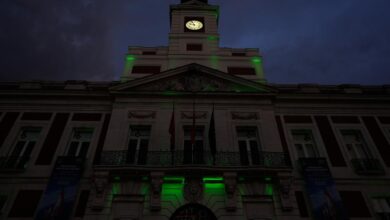 la-comunidad-de-madrid-ilumina-de-verde-la-fachada-de-la-real-casa-de-correos-por-el-dia-mundial-de-la-ela