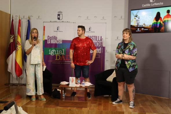 el-gobierno-regional-clama-por-el-respeto-al-colectivo-lgtbi-a-traves-de-los-“poemas-arco-iris”-de-la-albacetena-sara-monsalve