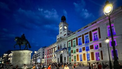 la-comunidad-de-madrid-ilumina-la-real-casa-de-correos-con-la-bandera-arcoiris-para-conmemorar-el-dia-internacional-del-orgullo-lgtbi