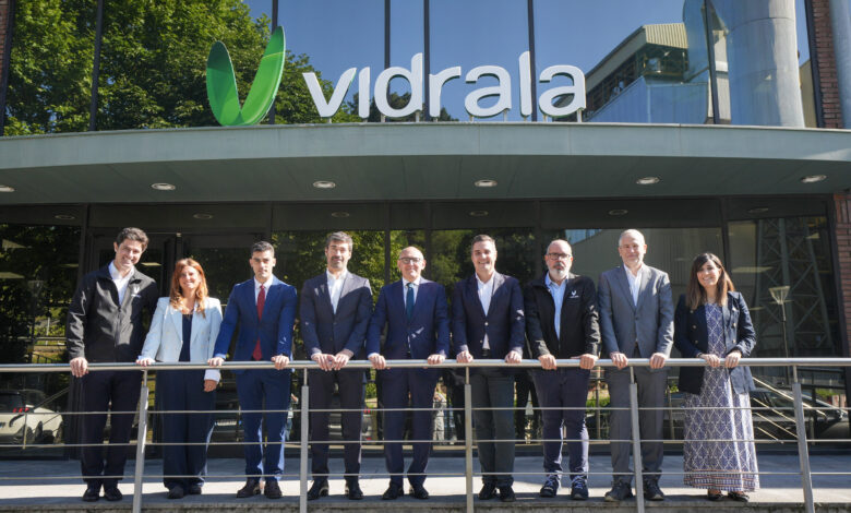 ramiro-gonzalez,-diputado-general-de-alava,-y-mikel-jauregi,-consejero-de-industria-del-gobierno-vasco,-visitan-la-planta-de-vidrala-en-laudio
