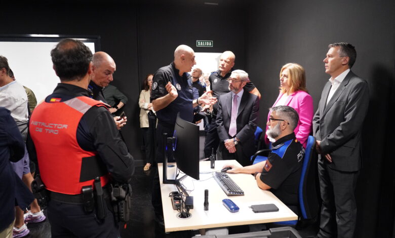 el-ayuntamiento-avanza-en-una-formacion-policial-mas-moderna,-segura-y-eficaz-con-un-nuevo-simulador-de-tiro-de-ultima-generacion