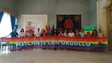 alicante-conmemora-el-dia-del-orgullo-y-defiende-el-respeto-a-la-diversidad-en-un-acto