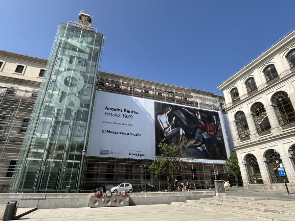 el-reina-sofia-se-cubre-con-obras-emblematicas-de-su-coleccion-durante-la-restauracion-de-sus-fachadas