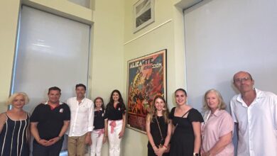 las-belleas-del-foc-descubren-el-primer-cartel-de-hogueras-en-el-archivo-municipal