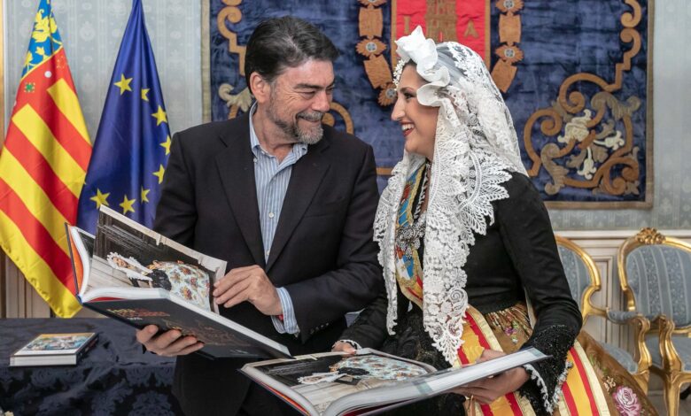 barcala-califica-‘festa-de-fogueres’-como-«un-nuevo-tomo-de-la-enciclopedia-de-hogueras»