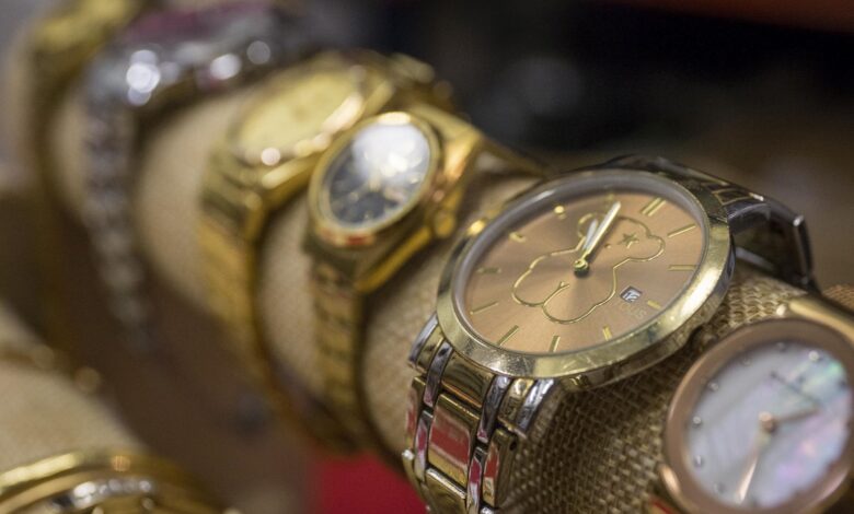 llegan-las-jornadas-de-puertas-abiertas-a-la-subasta-de-3.600-objetos-perdidos-entre-joyas,-relojes-y-bisuteria-del-ayuntamiento