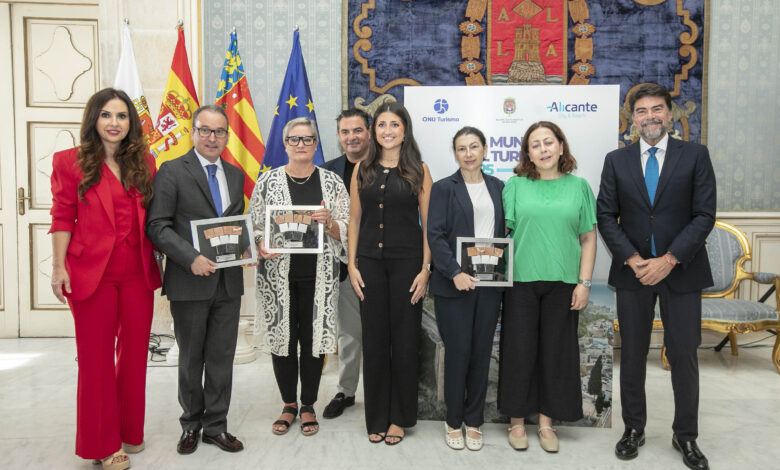 alicante-premia-a-jose.m-varo,hotel-hospes-amerigo-y-antonyo-marest-en-el-dia-del-turismo
