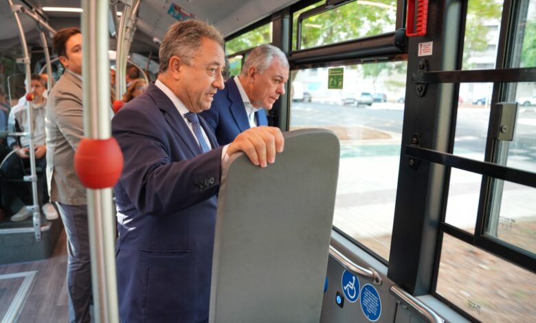 el-alcalde-sanz-realiza-el-primer-viaje-en-tranvibus,-que-sera-gratuito-la-primera-semana