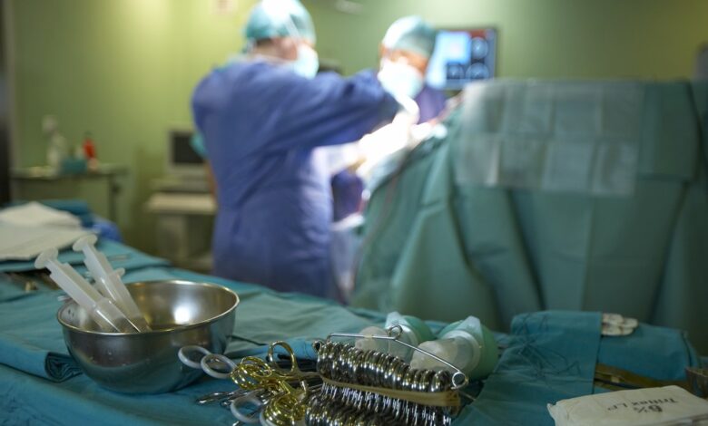 sanidad-destina-mas-de-3,4-millones-de-euros-a-microscopios-quirurgicos-de-alta-tecnologia