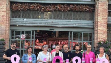 los-mercados-de-alicante-se-suman-a-la-campana-del-dia-internacional-del-cancer-de-mama
