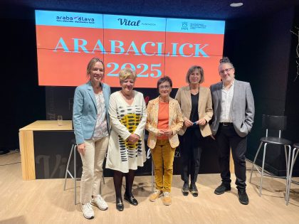 arabaclickek-bere-ediziorik-anbiziotsuena-beteko-du,-30-artistaren-argazkiak-ikusgai-10-aretotan
