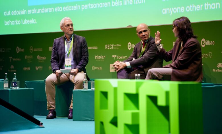 javier-dieguez-modera-una-mesa-redonda-sobre-ciberseguridad-en-el-“v-congreso-smart-city-reci”