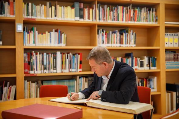 articulo-del-presidente-emiliano-garcia-page:-bibliotecas:-memoria-viva,-inteligencia-compartida
