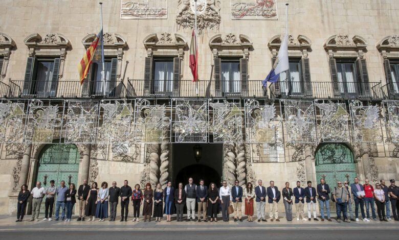 alicante-guarda-tres-minutos-de-silencio-por-las-victimas-de-la-dana-en-su-aniversario